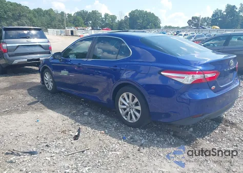 2018 Toyota Camry Le z USA, uszkodzony, nr VIN 4T1B11HK6JU547166